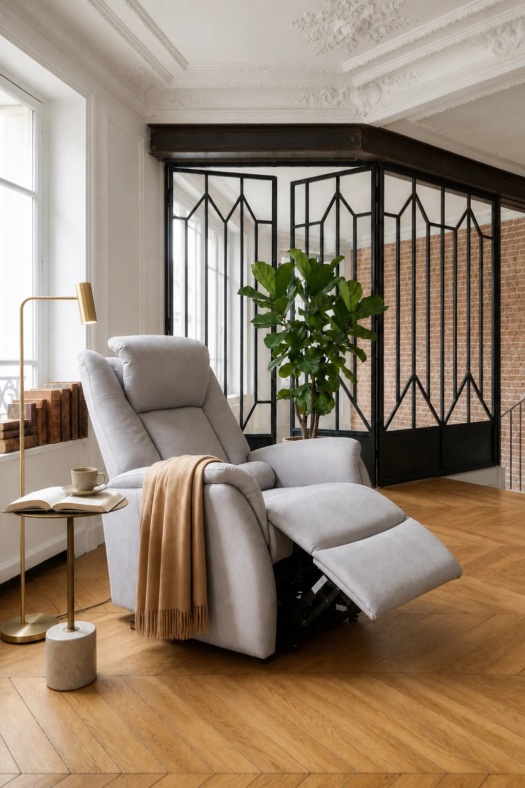 Fauteuil releveur Balmoral 4 moteurs en tissu gris argent, repose-jambes déployé, dans un salon parisien à verrière et parquet chevrons — Axel Confort