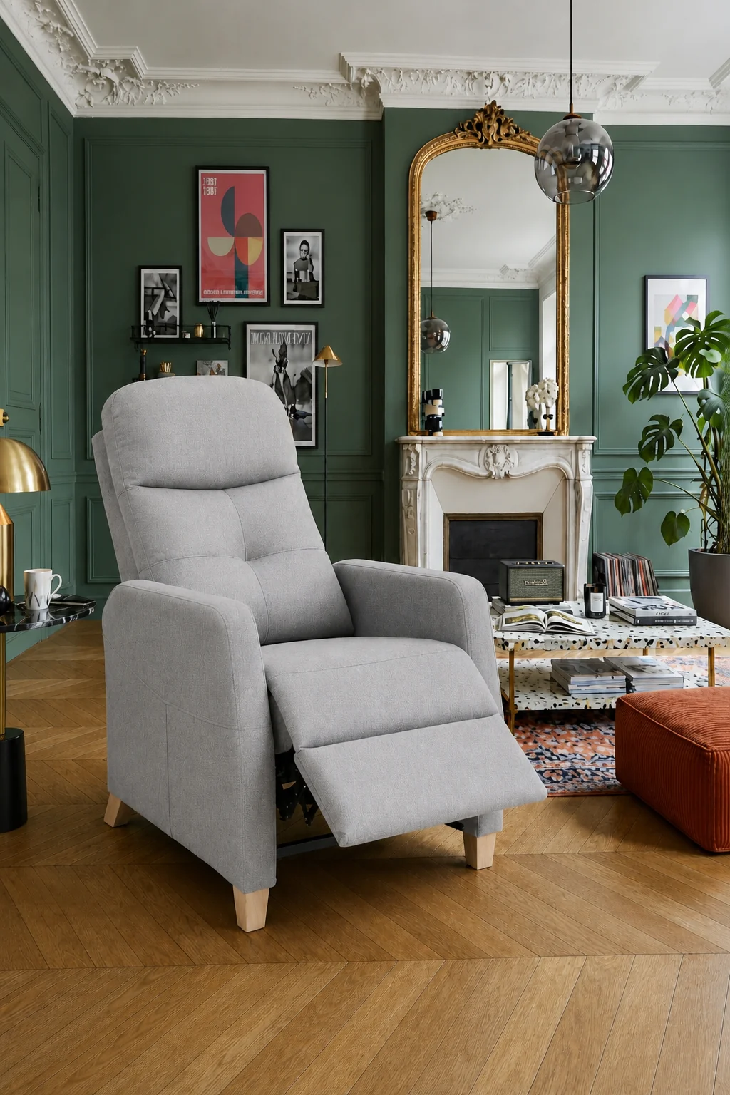 Fauteuil relax manuel SPA en tissu gris clair, repose-jambes déployé, dans un salon haussmannien aux boiseries vert sapin — Axel Confort